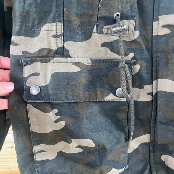 Levi's Women's Camouflage Hooded Utility Jacket Size S. NEW. - Picture 9 of 12